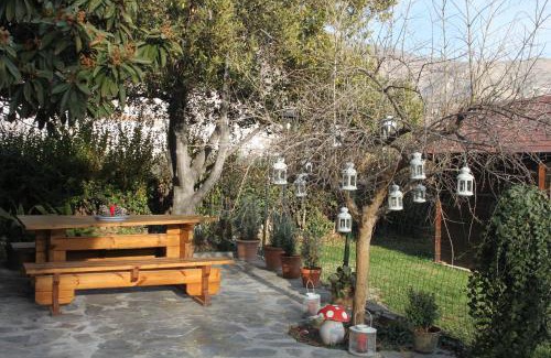 Guejar Sierra Apartment | Casa Rural Olivillas Garden-Sierra Nevada
