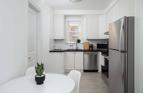 Earlscourt House | Casa Sereno | Spacious 1 Bedroom Unit