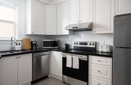 Earlscourt House | Casa Sereno | Spacious 1 Bedroom Unit