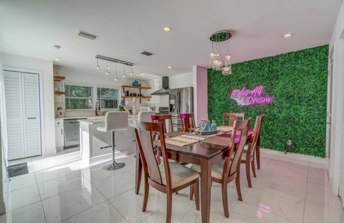 Central Sarasota House | Casa Stellata near Downtown & Bay ~ Backyard ~ Pkg