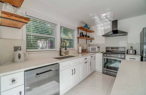 Central Sarasota House | Casa Stellata near Downtown & Bay ~ Backyard ~ Pkg