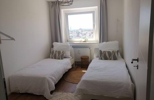 Oberhausen-Sud Apartment | Casa Sunset, close to the city, top view, 1 min to streetcar and bus