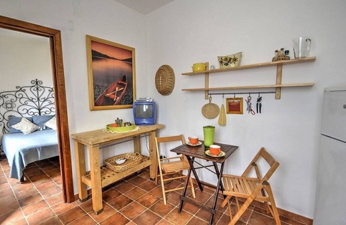 Alani House | Casa Turchino D: A welcoming apartment that is part of a villa situated in a quiet location, surrounded by a wonderful garden, with Free WI-FI.