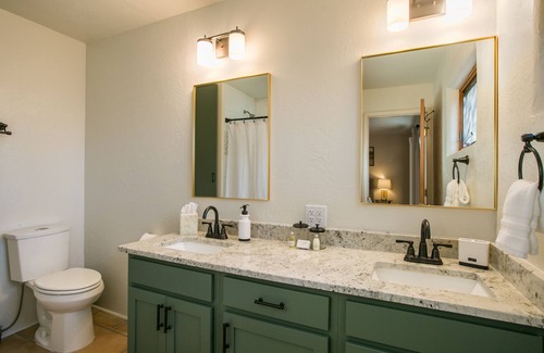 Alamedan Valley House | CASA de Los Ranchos 4BR/2BA North Valley Greenbelt, Trails, Shopping & Dining.