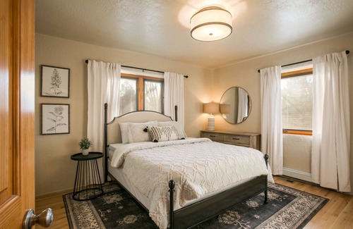 Alamedan Valley House | CASA de Los Ranchos 4BR/2BA North Valley Greenbelt, Trails, Shopping & Dining.