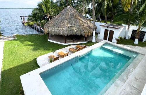 Othon P. Blanco Villa | Casa Xchel - Lujo frente a la Bahía piscina jacuzzi y deck