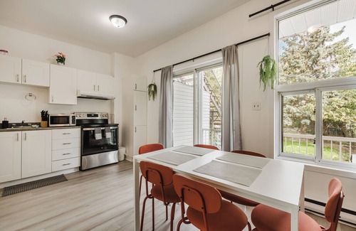 Pointe-Saint-Charles Apartment | CasaMaïa - Cozy 2 bedroom apartment near Lachine canal with backyard .