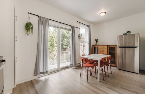 Pointe-Saint-Charles Apartment | CasaMaïa - Cozy 2 bedroom apartment near Lachine canal with backyard .