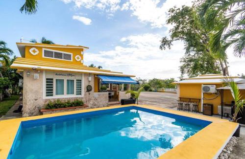 Pedernales House | Casamares Oasis Vacacional con Piscina y Barbacoa