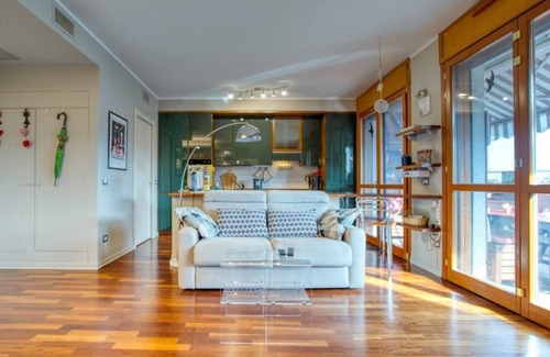 Vimodrone Apartment | CaseOspitali - BiBi House colorato bilo + balcone
