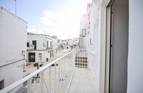 Old Town Cisternino Apartment | Casetta Arco con balcone