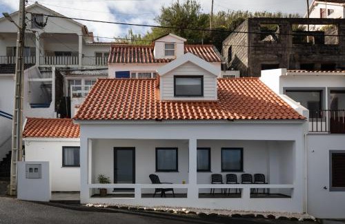 Horta House | Casinha da Praia - Beachside Retreat Almoxarife
