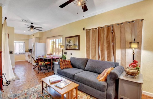 Sunrise Manor House | Casita-cabana & pool NellisAFB Close King&Qu Views