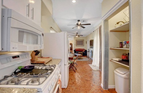 Sunrise Manor House | Casita-cabana & pool NellisAFB Close King&Qu Views