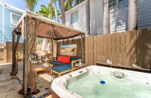 Uptown - Upper Duval House | Casita de Catherine by AvantStay 1 Block to Duval St w Hot Tub