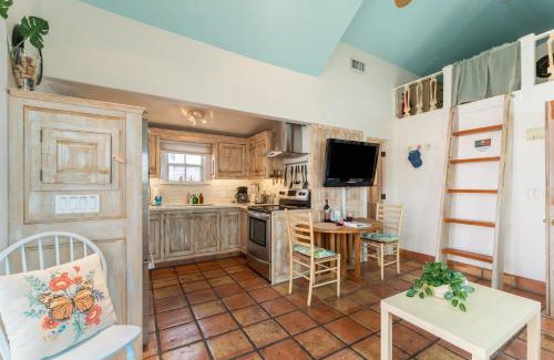Uptown - Upper Duval House | Casita de Catherine by AvantStay 1 Block to Duval St w Hot Tub