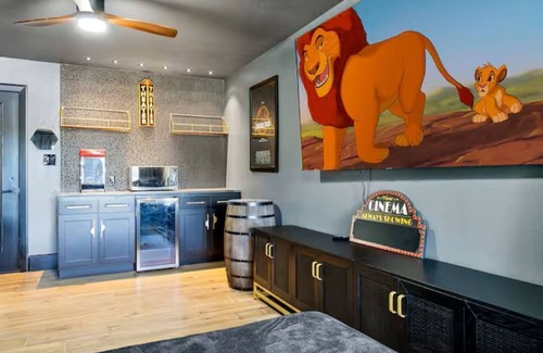 Cedar Creek Reservoir House | Casita on the Cove with Bunkhouse, Cinema Room and Hot Tub