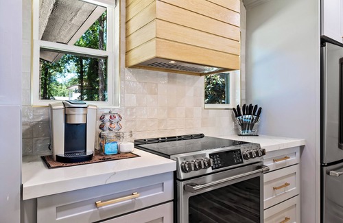 Cedar Creek Reservoir House | Casita on the Cove with Bunkhouse, Cinema Room and Hot Tub
