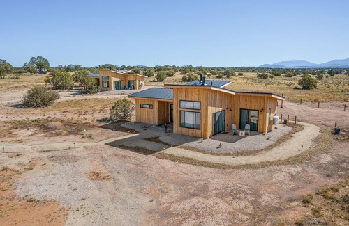 Valle Cabin | Casita Queen bed, private bath and kitchenette