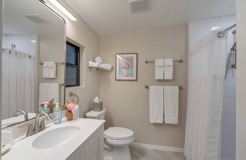 Sam Hughes House | Casita Sam Hughes/University King bed