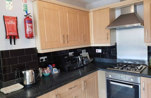 Grimsby House | Caspian House (4 Bedrooms) - Serviced Accommodation