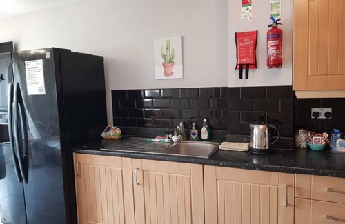 Grimsby House | Caspian House (4 Bedrooms) - Serviced Accommodation