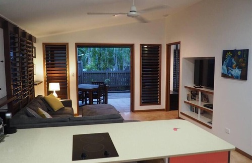 Mission Beach House | Cassawong Cottages - Kookaburra - 2 Bed