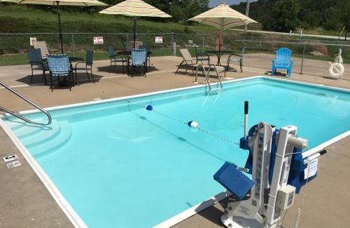 Cassville Hotel | Cassville Four Seasons Inn & Suites