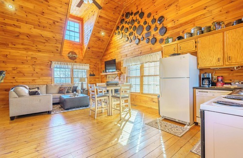 South Pittsburg Cabin | Cast Iron Cabin - Hot Tub & Mountain View - Near Chattanooga