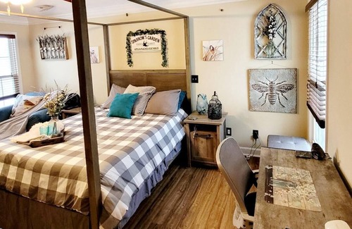 Jackson County Bed & Breakfast | Cast Iron Key Inn: Farm-to-Table Bed & Breakfast