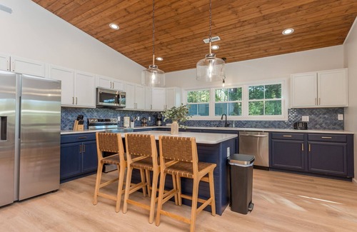 Shenandoah House | Castaway Cottage River Vibes Riverfront with amazing views of Shen River Fire Pit New Construction
