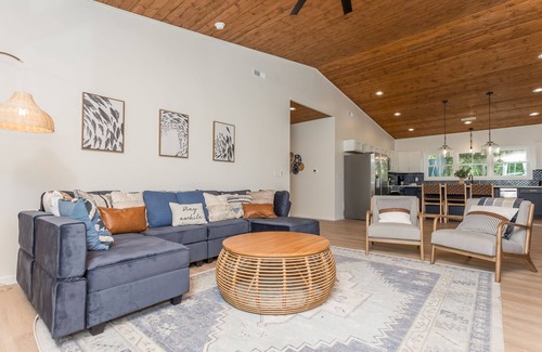 Shenandoah House | Castaway Cottage River Vibes Riverfront with amazing views of Shen River Fire Pit New Construction