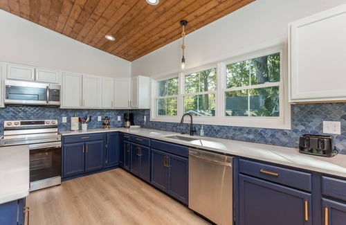 Shenandoah House | Castaway Cottage River Vibes Riverfront with amazing views of Shen River Fire Pit New Construction