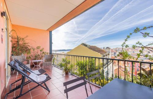 Sao Cristovao e Sao Lourenco Apartment | Castelo Design Aparment W/Balcony & Super View by LovelyStay