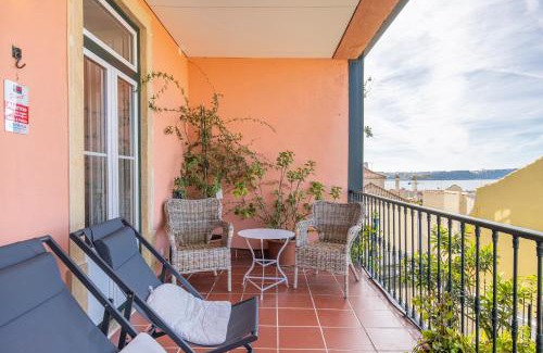 Sao Cristovao e Sao Lourenco Apartment | Castelo Design Aparment W/Balcony & Super View by LovelyStay
