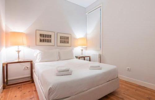 Sao Cristovao e Sao Lourenco Apartment | Castelo Design Aparment W/Balcony & Super View by LovelyStay