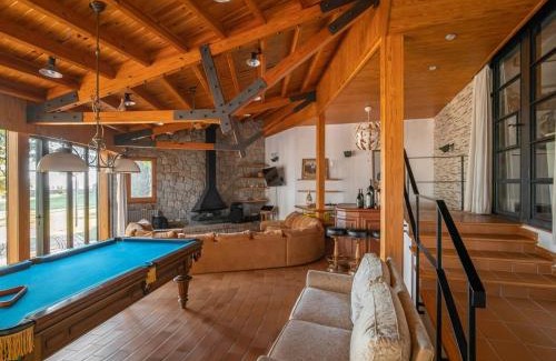 Cabrils Villa | Castillo Meng
