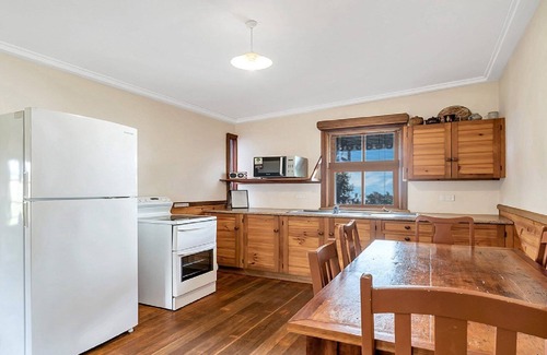 Wooli House | Castle Gandolfo has charm and centrally located