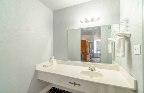 Lawton Hotel | Castle Inn & Suites by OYO Lawton