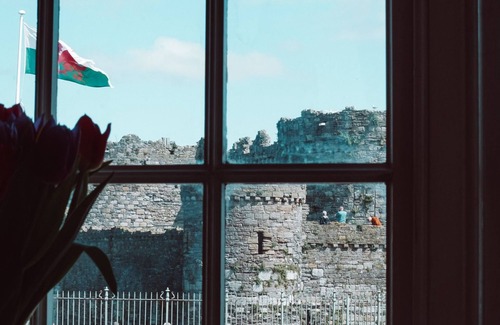 Beaumaris Apartment | Castle View - a coastal that sleeps 2 guests in 1 bedroom
