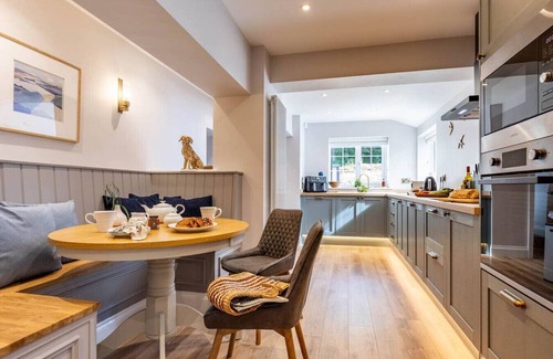 East Ayton House | Castle View Cottage with Hot Tub and EV Charging