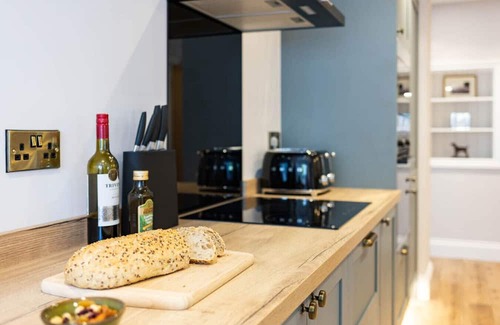 East Ayton House | Castle View Cottage with Hot Tub and EV Charging