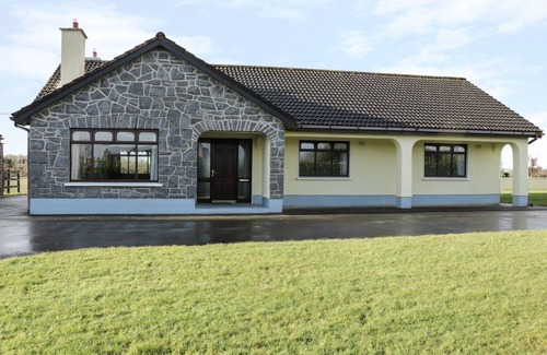 Carrowmoreknock House | CASTLE VIEW, family friendly in Oughterard, County Galway