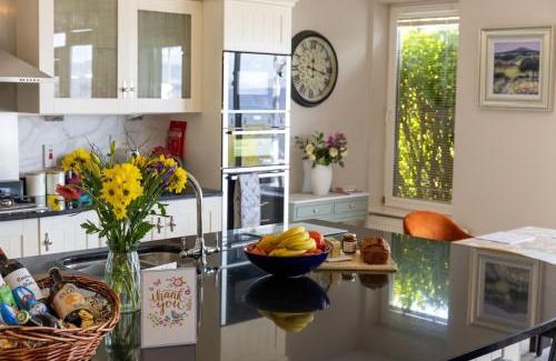 Kilnabrack Upper House | Castle View House - Private Vacation Home with Mountain & Sea Views - 5 min walk to Glenbeigh Village - 10 min drive to Rossbeigh Beach & Dooks Golf Course - On the Ring of Kerry-Wild Atlantic Way - 30 minute drive from Muckross House and National Park