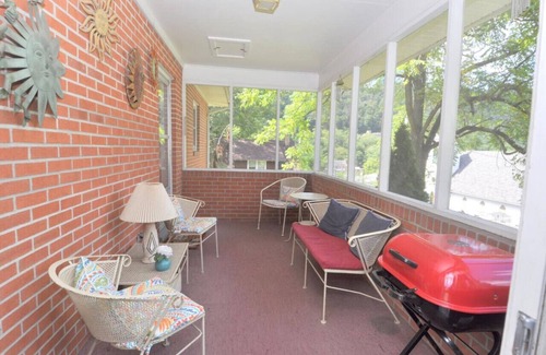 Berkeley Springs House | Castle View - wifi, game room, grill, fireplace, kid friendly, pets