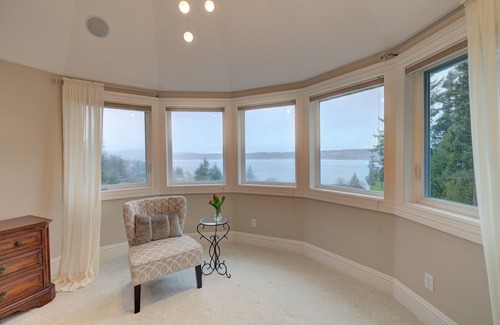 Inglewood House | Castle with the Lake Sammamish View