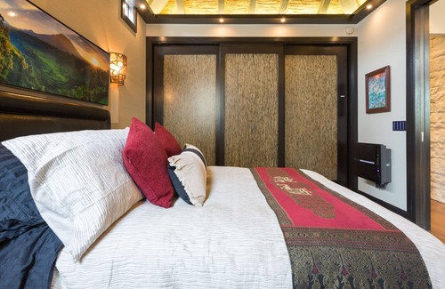 Eureka Valley House | Castro Bali Oasis with Garden Hot Tub/Fast Internet/Parking