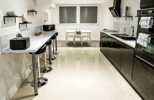 Bishopston Apartment | Caswell Bay modern 2 bedroom apartment sleeps 6 next to sauna retreat and beach