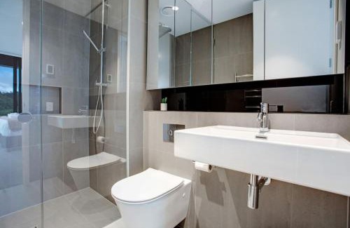 Hobsonville Apartment | Catalina Bay Seascape with Bay Views & Carpark