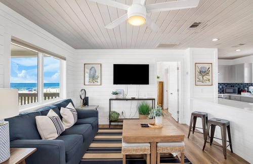 Saint Elmo House | Catalina - Charming Beachfront Cottage, Pet Friendly